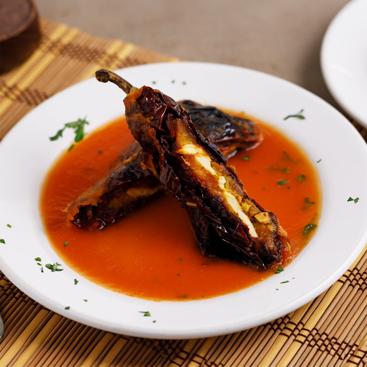 Chile Ancho Relleno de Plátano Macho con Queso en Jitomate