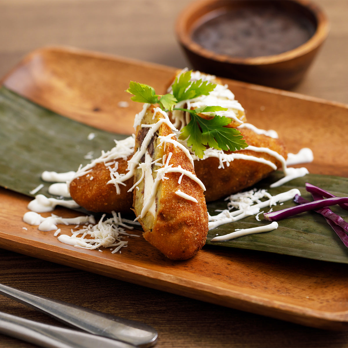 Molotes de Plátano Macho rellenos de Queso y Frijoles